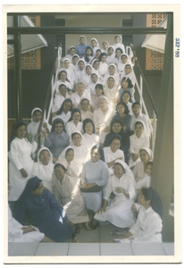 246048 Groepsfoto van de communiteit te Sindanglaya, Java, Indonesië
