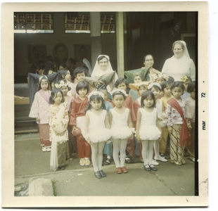 246049 Zuster Pancratia (achteraan links) en zuster Ferdinanda (achteraan rechts) op bezoek in Indonesië
