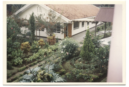246050 De tuin van het convent te Sindanglaya, Java, Indonesië