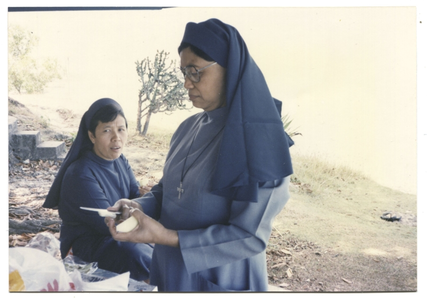 246053 Zuster Gerarda (voorgrond) en zuster Maria, Java, Indonesië
