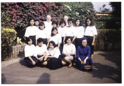 246054 Het koor van de verpleegstersopleiding, Java, Indonesië