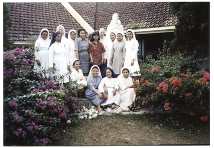 246055 Zuster Zita (met grijze jurk) met novicen te Sukabumi, Java, Indonesië