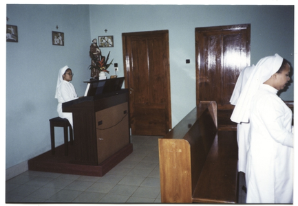 246056 Zuster Justina aan het orgel in Sukabumi, Java, Indonesië