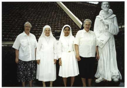 246058 De zusters Prudentia, Marieta (novicenmeesteres), Ferdinanda en Margaretha samen met H. Franciscus-beeld in ...