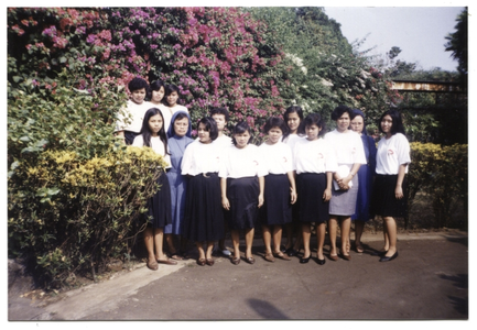 246059 Koor van de verpleegstersopleiding met zuster Seraphina (l) te Abinong, Java, Indonesië