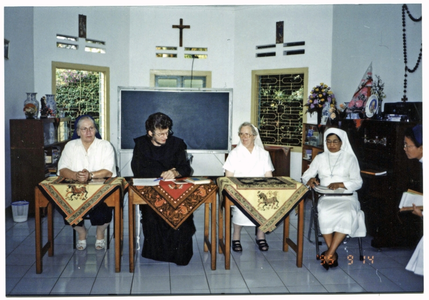 246060 Frater Hans van Dijk ofm als vertaler bij het kapittel in Sukabumi, Java, Indonesië