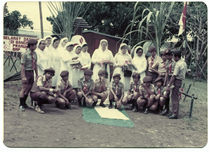 246064 De communiteit poseert met een scoutinggroep ter gelegenheid van een feest voor moeder Ferdinanda te Sukabumi, ...