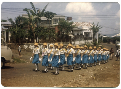 246065 Meisjesvereniging in colonne op weg naar een feest voor moeder Ferdinanda te Sukabumi, Java, Indonesië