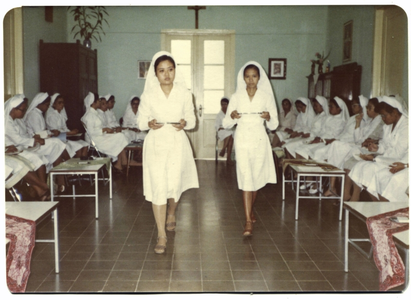 246068 Indonesische zusters in een gemeenschappelijke zitting te Sukabumi, Java, Indonesië