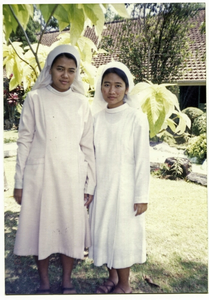 246073 Zusters Theresa en Ludovika in de tuin van het convent te Sragen, Java, Indonesië