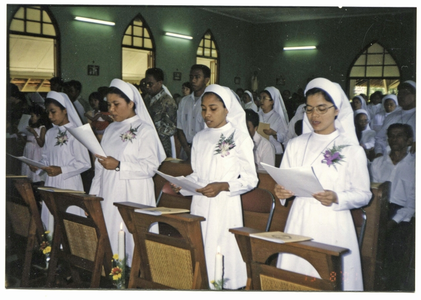 246075 Zusters tijdens een eucharistieviering ter gelegenheid van een gelofte aflegging te Sragen, Java, Indonesië