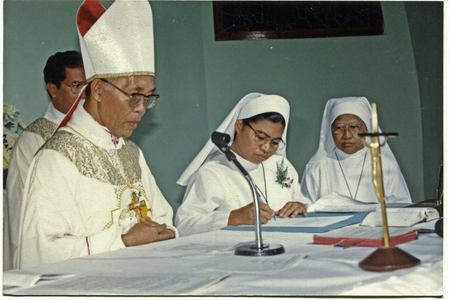 246076 De ondertekening van haar eeuwige geloften door zuster Johanna te Sragen, Java, Indonesië