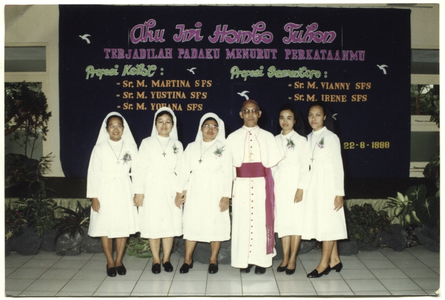 246077 Bisschop met drie zusters die zojuist hun eeuwige gelofte (l) en twee novices die hun eerste geloftes (r) hebben ...