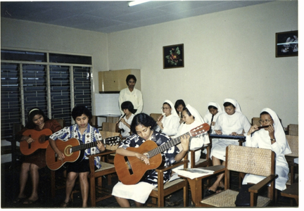246079 Muziekles in het oefenlokaal van het noviciaat te Sragen, Java, Indonesië