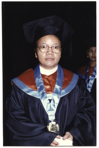 246081 Zuster Zita in academisch ornaat na de diploma-uitreiking op de Universitas Atma Jaya, Java, Indonesië