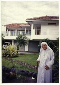 246082 Zuster Frumentio voor het Rosa-paviljoen te Sragen, Java, Indonesië