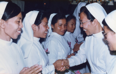 274143 De novicen ontvangen de felicitaties van de communiteit van de zusters Franciscanessen van Charitas te ...