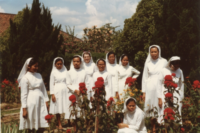 274147 Vier zusters Franciscanessen van Charitas op bezoek bij de Indonesische zusters te Belitang, Indonesië