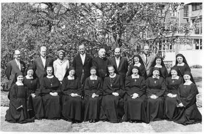 274149 Groepsfoto gemaakt naar aanleiding van het afscheid van de zusters Franciscanessen van Charitas van huize St. ...