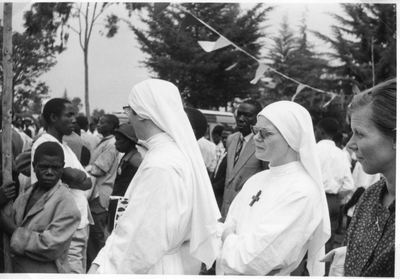 274153 Zusters Franciscanessen van Charitas luisteren aandachtig mee tijdens de installatie van een nieuwe raad te ...