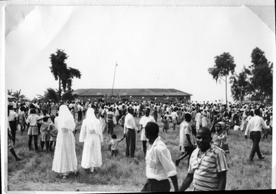 274155 Zusters vieren met bewoners mee tijdens de installatie van een nieuwe raad te Karagwe, Tanzania