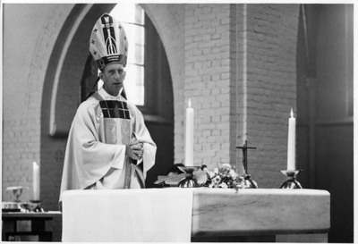274157 De bisschop van Haarlem tijdens een eucharistieviering in de kapel van de zusters Franciscanessen van Charitas ...
