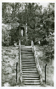 274172 De Lourdesgrot met trap in de tuin van het klooster bij het Elisabeth ziekenhuis te Venray
