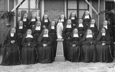 274196 Groepsfoto van zusters Franciscanessen van Charitas te Oosterhout