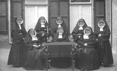 252057 Groepsportret van de zusters van het convent te Alphen