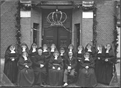 252058 Groepsfoto van de zusters met pastoor Binck en burgemeester Ancion ter gelegenheid van het 75-jarig bestaan van ...
