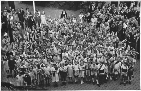 252063 De zanghulde door een massa kleuterschoolkinderen van de Da Costakade ter gelegenheid van de kroning van ...
