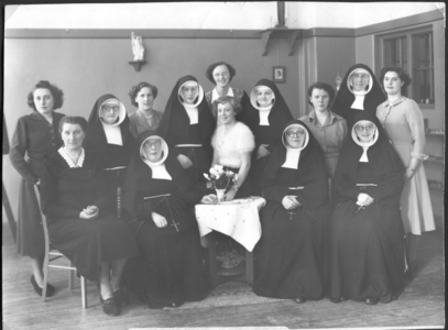 252066 Personeel (met 7 zusters) van de kleuterschool te Amsterdam, met enkele dames die de Fröbelopleiding volgen