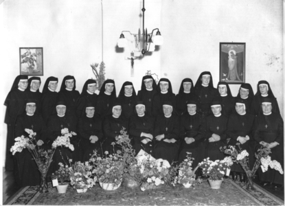 252068 Groepsportret van de communiteit ter gelegenheid van het 75-jarig bestaan van het convent te Amsterdam