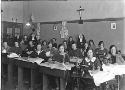 252072 De zusters Antoine en Nicasia met de klas van de Modevakschool van de St. Mariascholen, Da Costakade te Amsterdam
