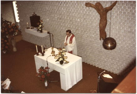 252081 Afscheidsfeest in de kapel van zuster Marie-Louise als directrice van bejaardentehuis De Meerwende te Badhoevedorp