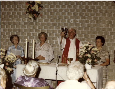 252085 Afscheidsviering in de kapel ter gelegenheid van het vertrek van de laatste drie zusters uit De Meerwende te ...