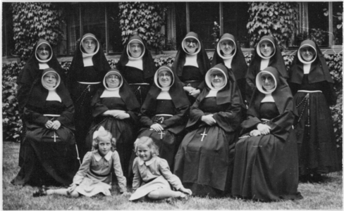252095 Groepsportret van twee Weense kinderen met de zusters van het Belcrum-convent te Breda