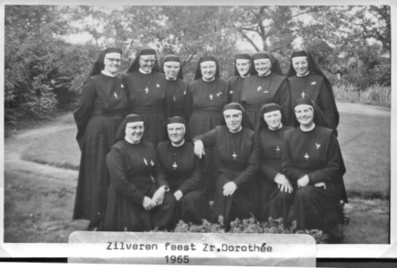 252099 Groepsportret ter gelegenheid van het 25-jarig kloosterjubileum van zuster Dorothèe Kemmern