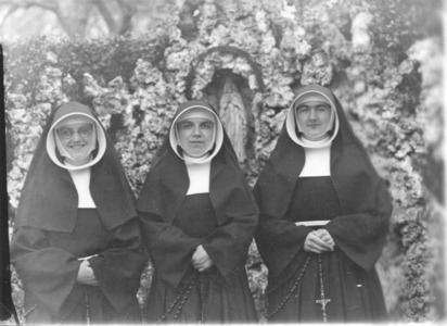 252101 Zusters bij de Mariagrot van het klooster te Eede