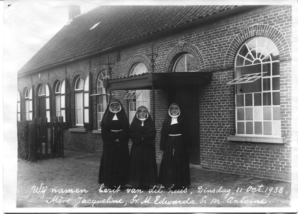 252103 De zusters Mère Jacqueline, Sr. Edwarda, Sr. M. Antoine die op 11 okt. bezit namen van dit huis te Eede