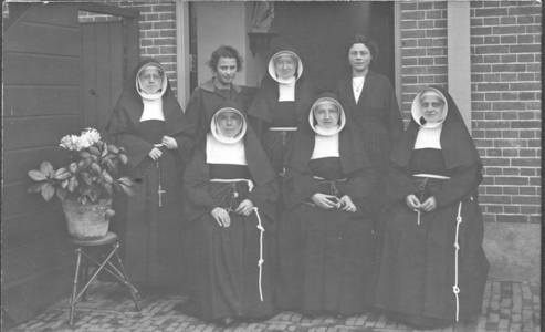 252104 Groepsfoto van zusters en twee onderwijzeressen te Gilze