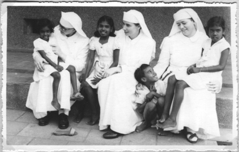 252287 De zusters Bonefatia, mère Benedicta en Antonetta met enkele internaatskinderen te Medan op Sumatra, Indonesië