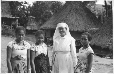 252289 Zuster Ferdinanda tijdens een bezoek aan haar heerbroer pastoor Donkers te Flora(?), Indonesië