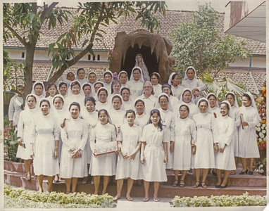 252291 Indonesische Franciscanessen van Dongen bij het Mariabeeld te Medan op Sumatra, Indonesië