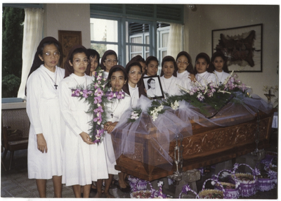 252296 De communiteit van de Indonesische zusters bij het overlijden van zuster Monique Pranoto te Pati, Indonesië