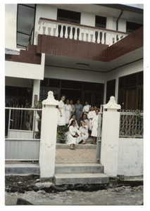 252301 Zusters poseren op de trap vanhet nieuwe zusterhuis te Belawan, naar aanleiding van een vergadering te ...