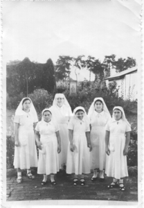 252304 Novicemeesteres zuster Mauritia met de Indonesische postulanten Lesterina, Ramianna, Florentina, Serafina en ...