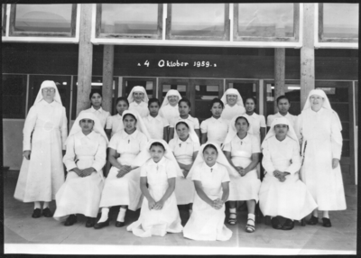 252305 Groepsfoto van vijf Nederlandse zusters met Indonesische juvenisten en postulanten te Kabanjahe, Indonesië