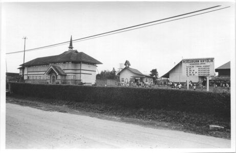 252308 Het zustershuis, het oude kerkje en een gedeelte van de scholen te Kabanjahe, Indonesië