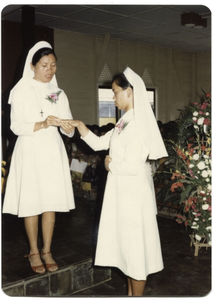 252311 Regionaal overste zuster Lidwina Sidebang met een Indonesische zuster tijdens het afleggen van haar professie te ...